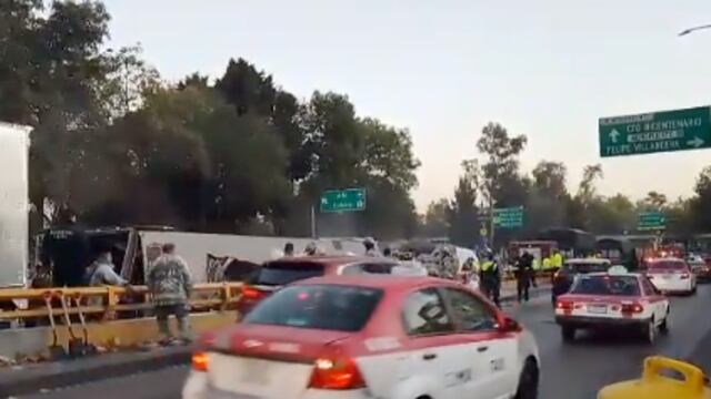 Volcadura de trailer sobre Río Consulado a la altura de La Raza en Circuito Interior