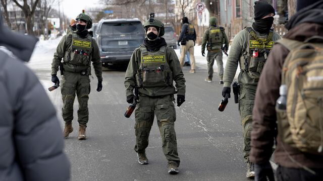 Los papás de Alex Jeffrey Pretti aseguran que su hijo no portaba un arma como asegura el ICE y piden difundir la verdad de lo ocurrido en Minneapolis