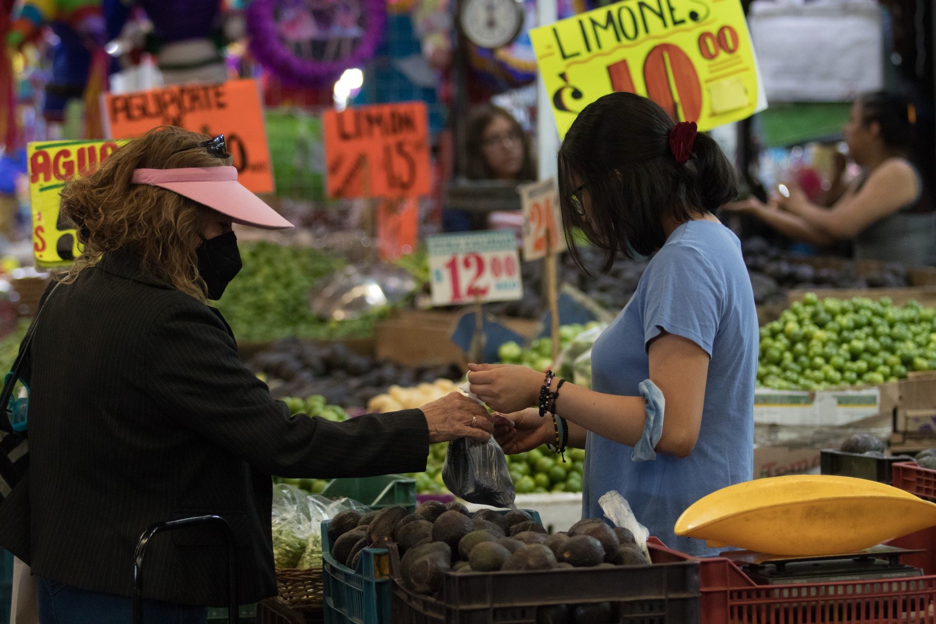 Un mercado en la CDMX exhibe precios y la inflación en productos de la canasta básica