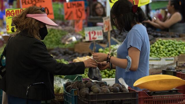 Un mercado en la CDMX exhibe precios y la inflación en productos de la canasta básica
