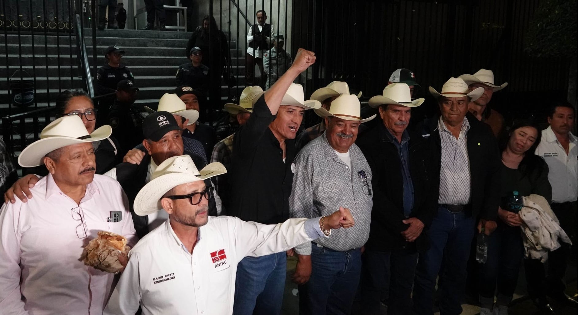Representantes campesinos y transportistas tras reunión en la Secretaría de Gobernación