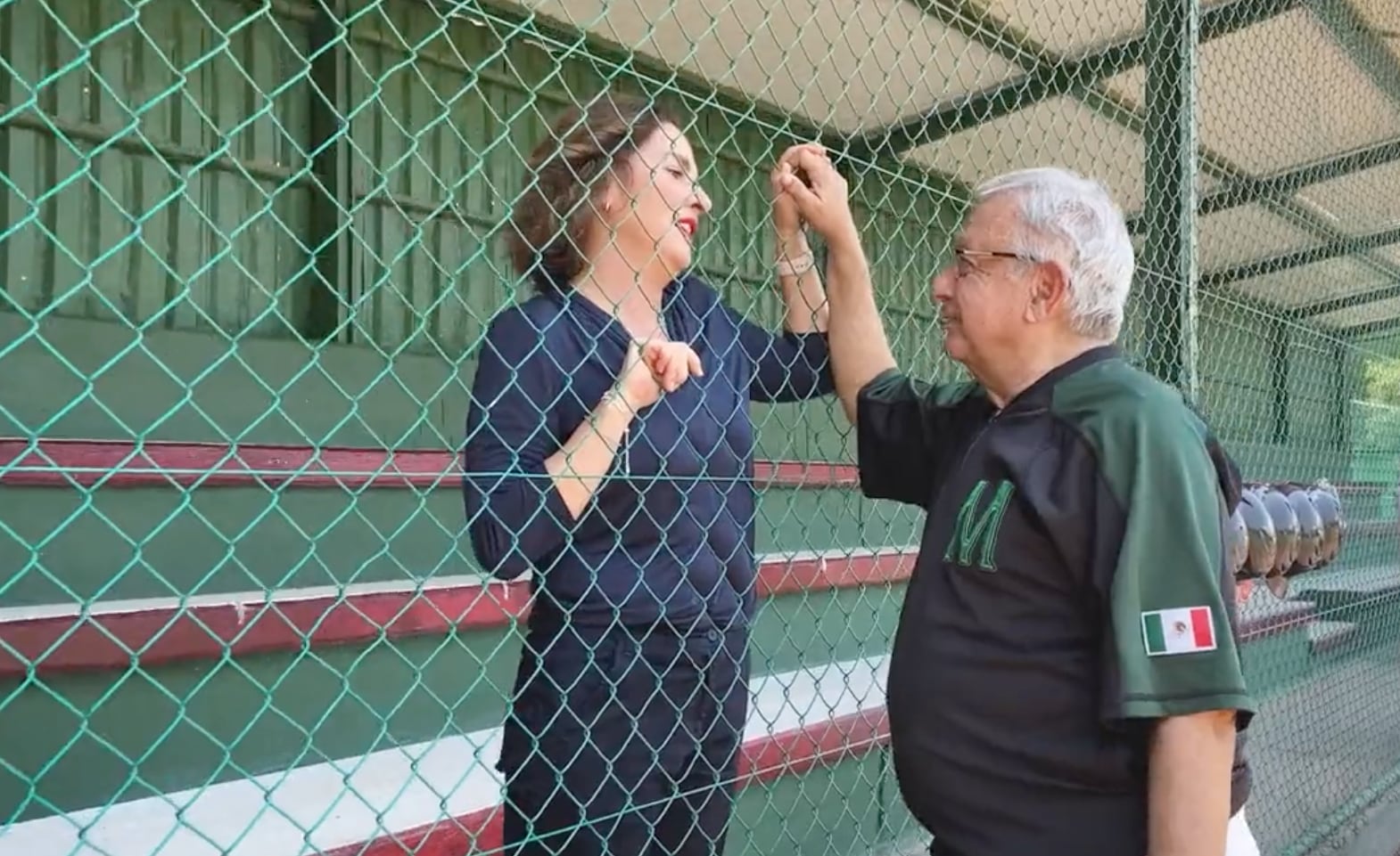Beatriz Gutiérrez Müller acompaña a AMLO a jugar béisbol