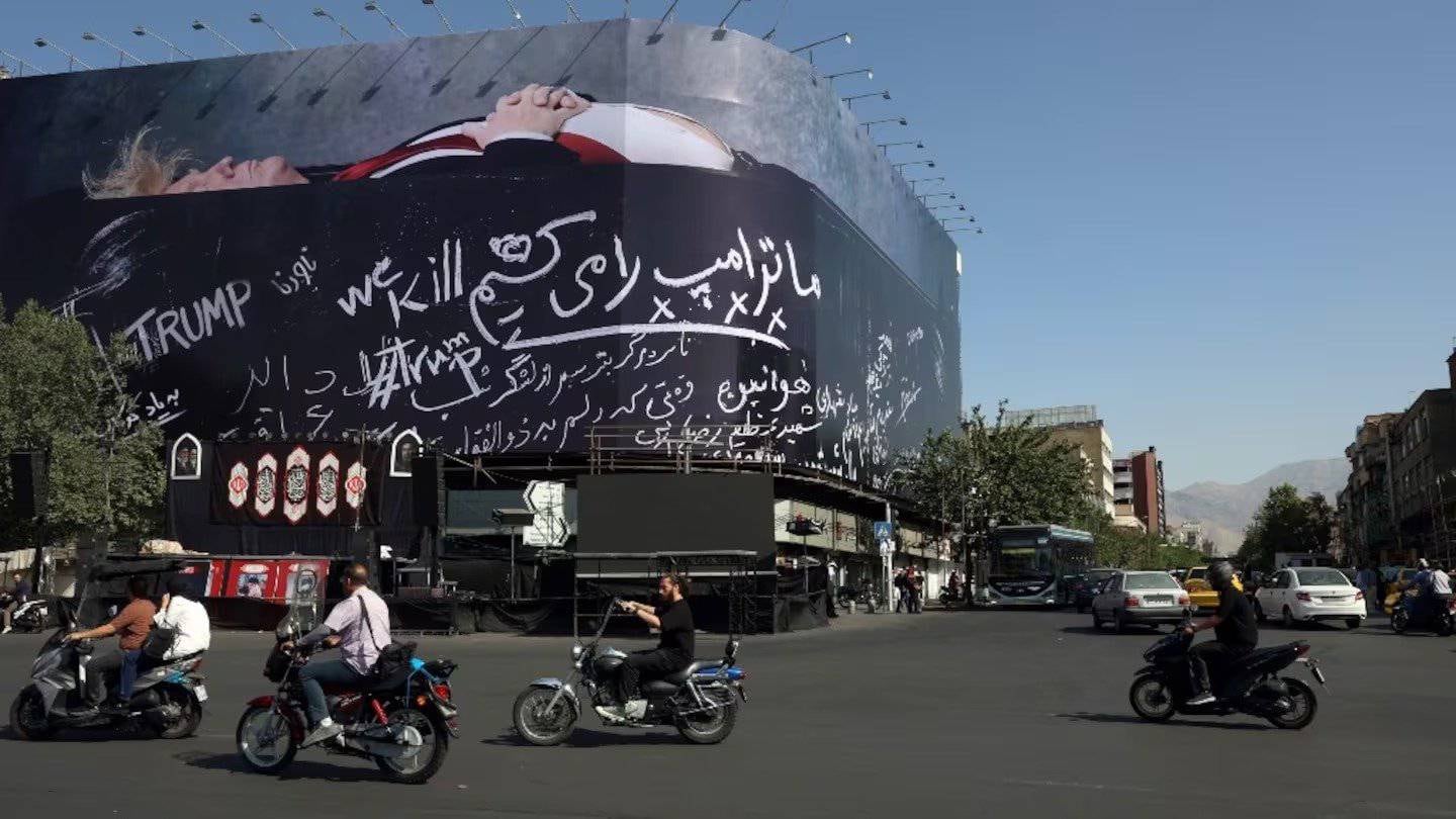 Mural en Irán muestra al presidente de Estados Unidos en un ataúd