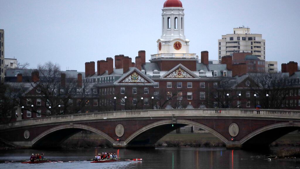 Universidad de Harvard cierra oficinas sobre mujeres y LGBT tras choque con Donald Trump