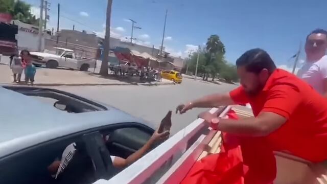 Regalando caguamas en el Día del padre