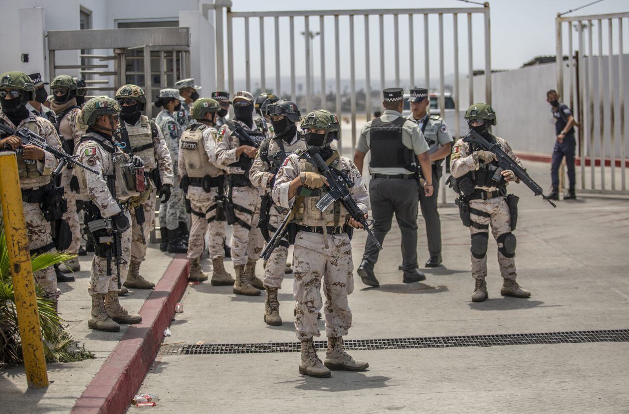 FGR libra 83 órdenes de aprehensión contra militares