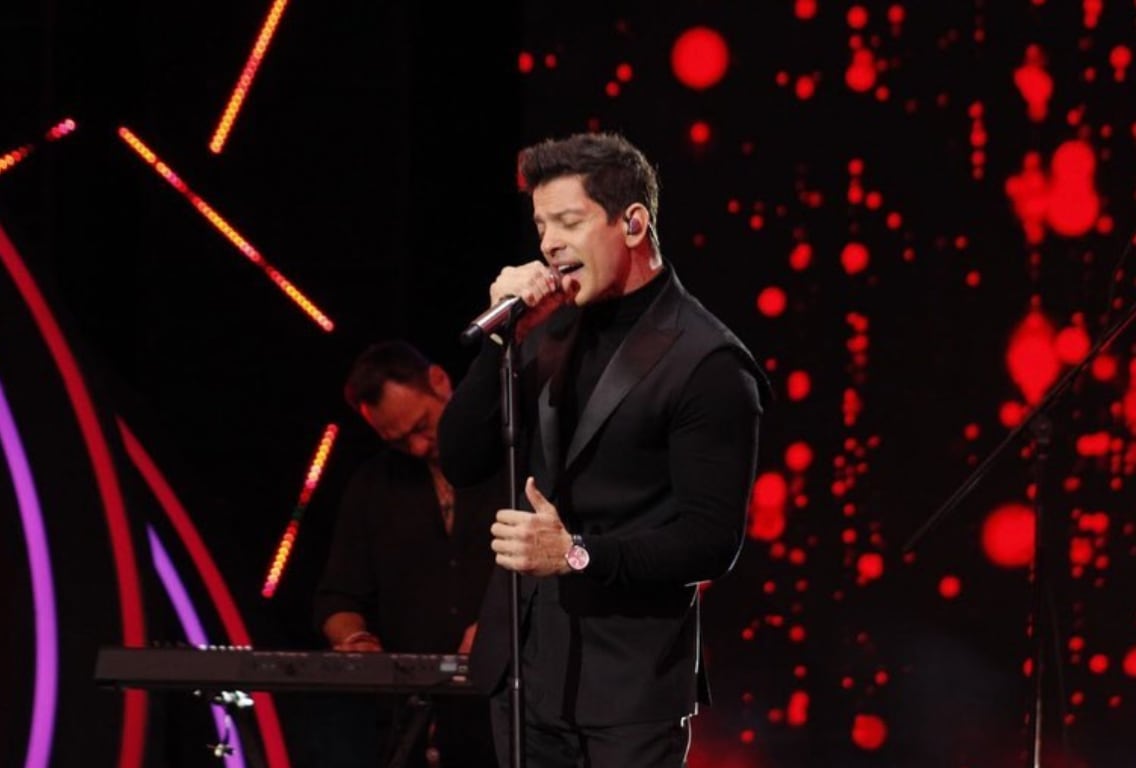 Yahir canta en La Academia