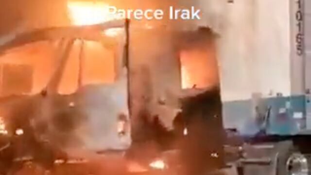 Bloqueo carretero en Nuevo Laredo, Tamaulipas, con camiones incendiados