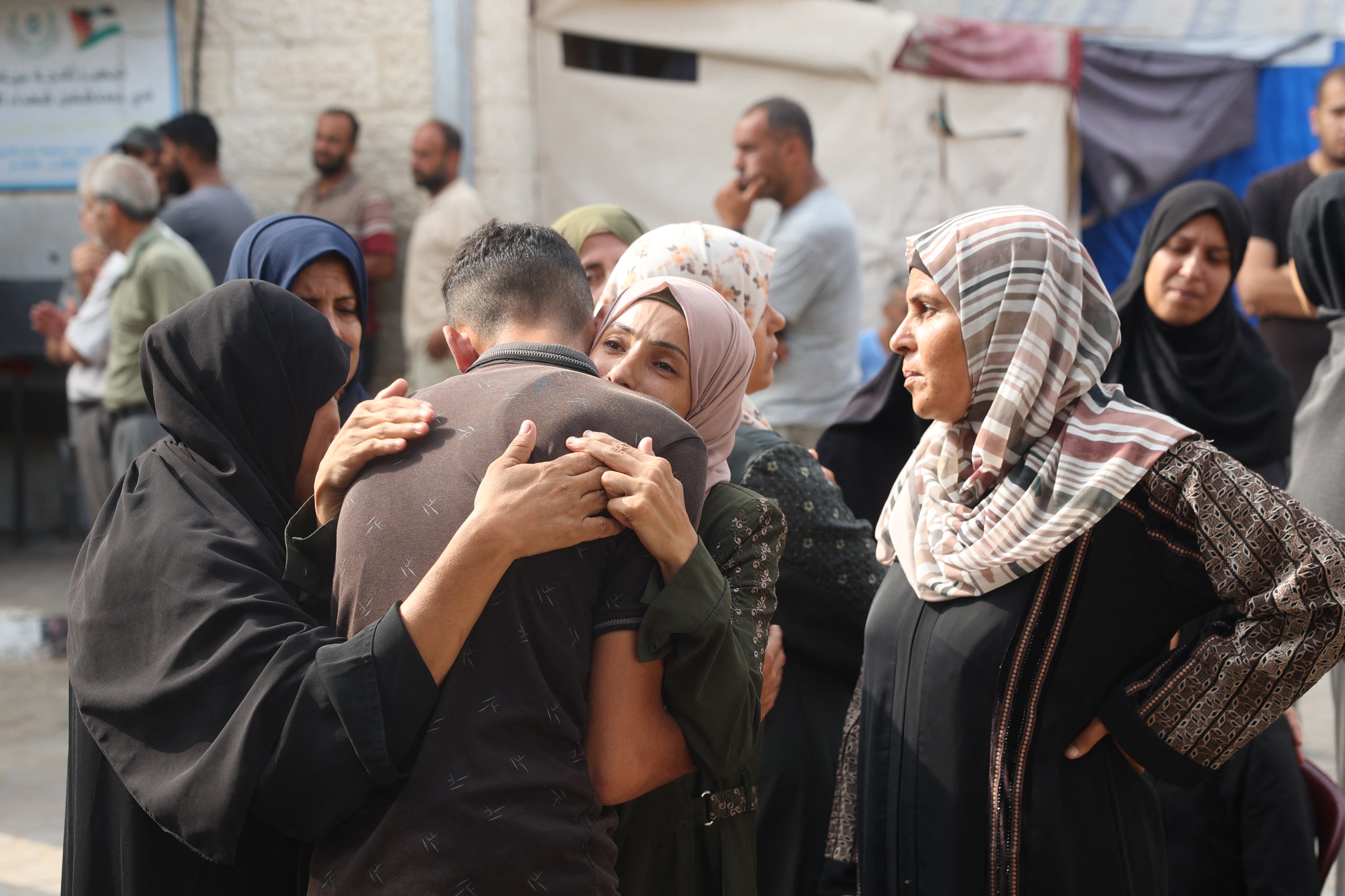 Mujeres y hombres se lamentan tras ataque al hospital hospital in Deir el-Balah