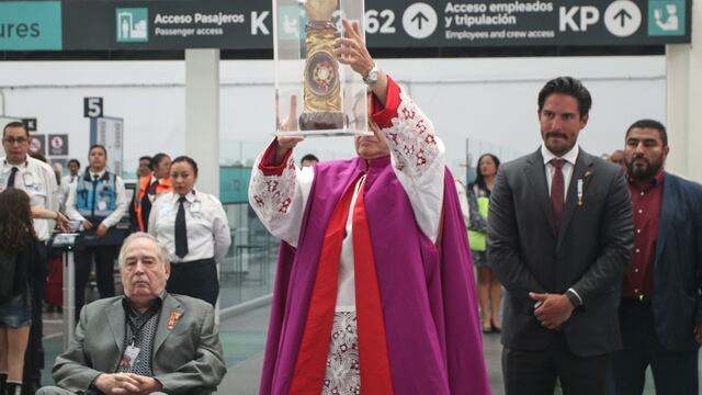 Víctor González Herrera y Víctor González Torres en la llegada de las reliquias de San Judas Tadeo a México