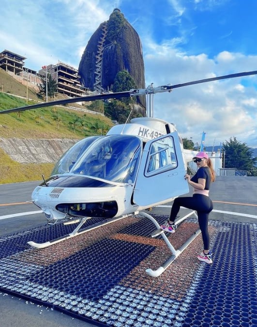 Gomita presume viaje en helicóptero