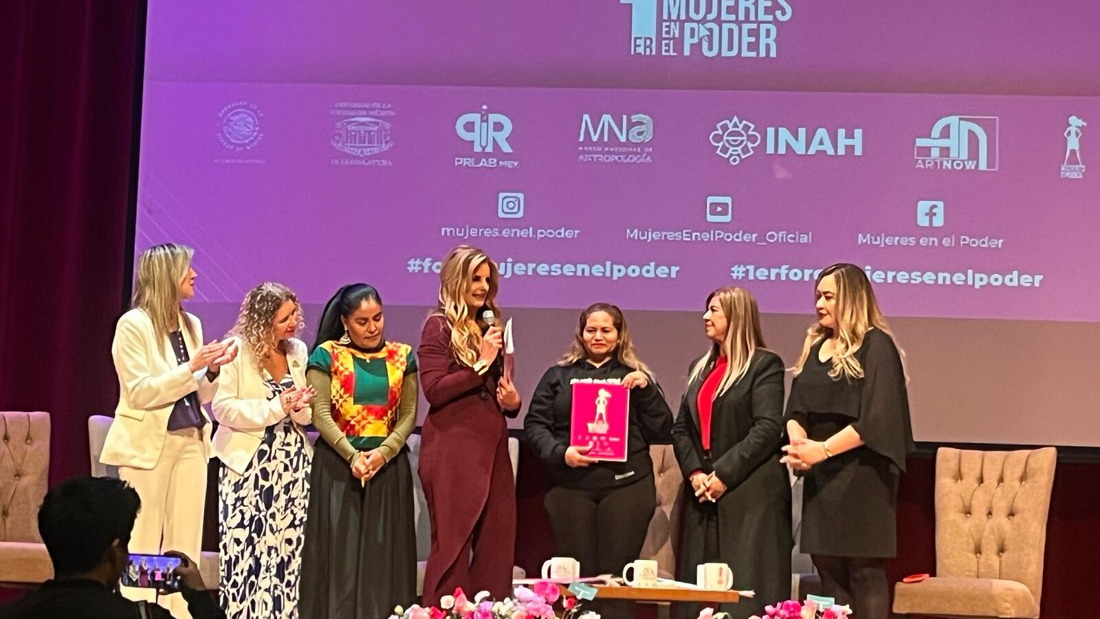 Ceci Flores fue arropada por Mujeres en el Poder en la CDMX