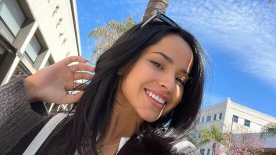 Becky G se defiende de un acosador que simulaba ser un fan