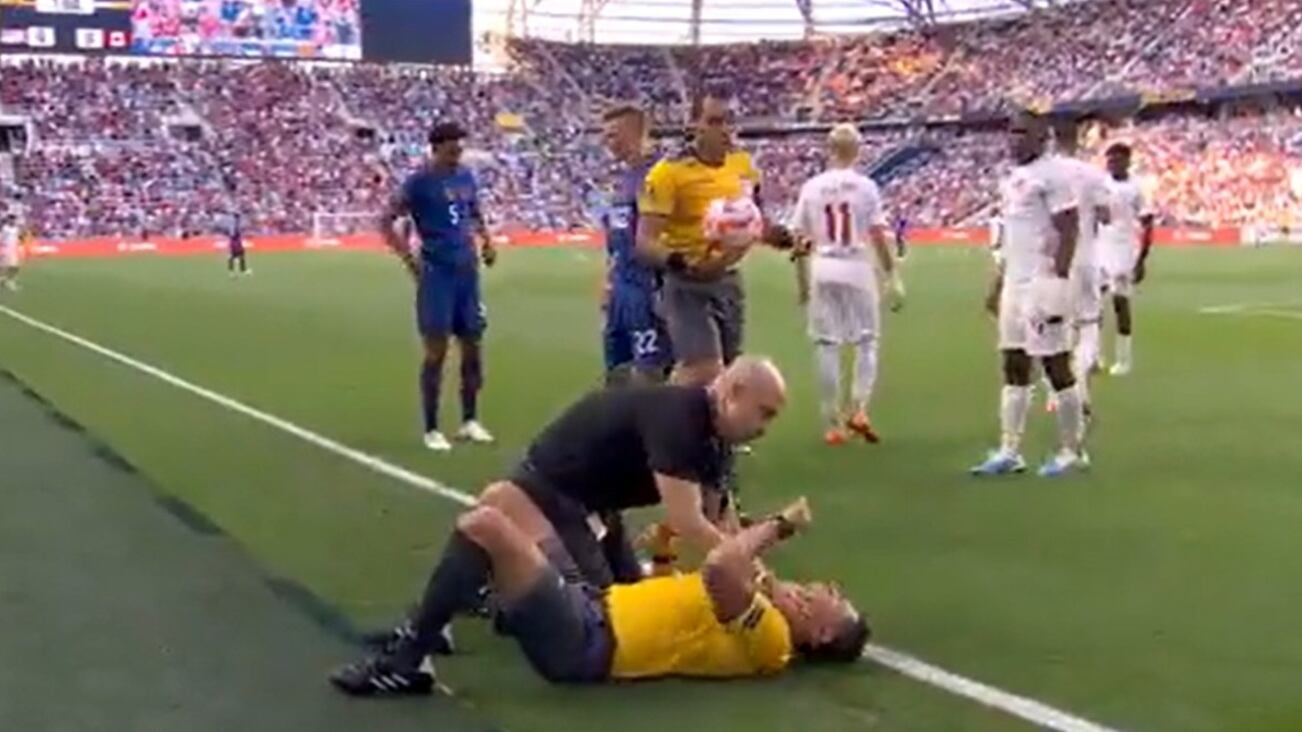 Abanderado recibe brutal balonazo en el Estados Unidos vs Canadá; tuvo que salir de cambio