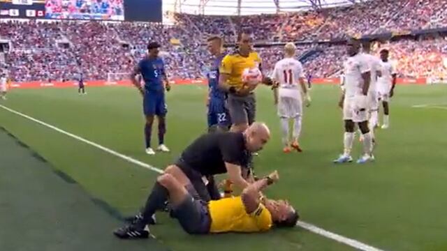 Christian Espinosa, árbitro asistente mexicano, salió del partido entre Estados Unidos y Canadá tras recibir un brutal pelotazo en la cara.