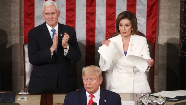 Mike Pence y Nancy Pelosi atrás. Donald Trump al frente.