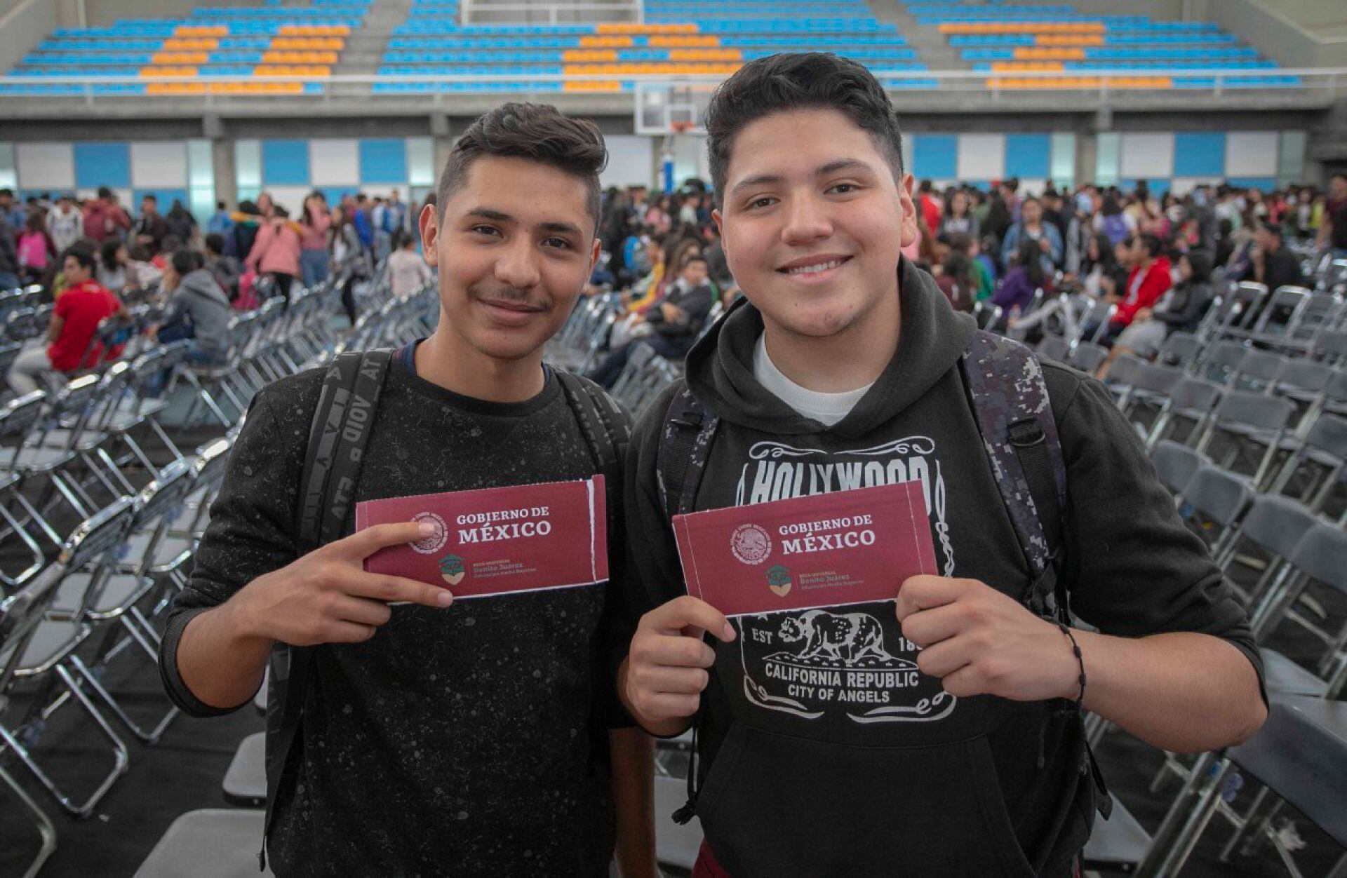 Estudiantes que reciben la Beca Benito Juárez