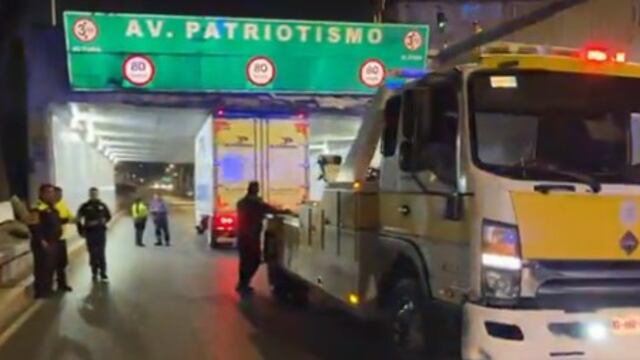 Trailer se atora en Viaducto hoy 6 de mayo