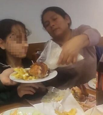 COMENSAL ES CACHADA LLEVANDO SU PROPIO ARROZ AL RESTAURANTE