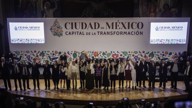 Clara Brugada con su gabinete de gobierno en CDMX