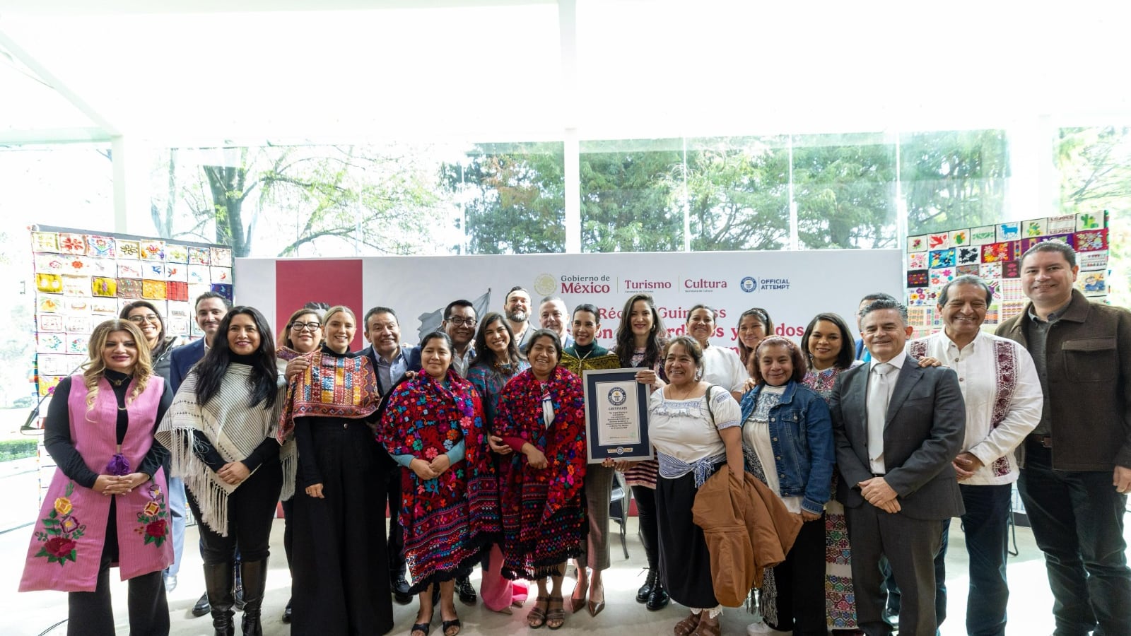Tlaxcala destaca en exposición de bordados que rompe Récord Guinness en CDMX
