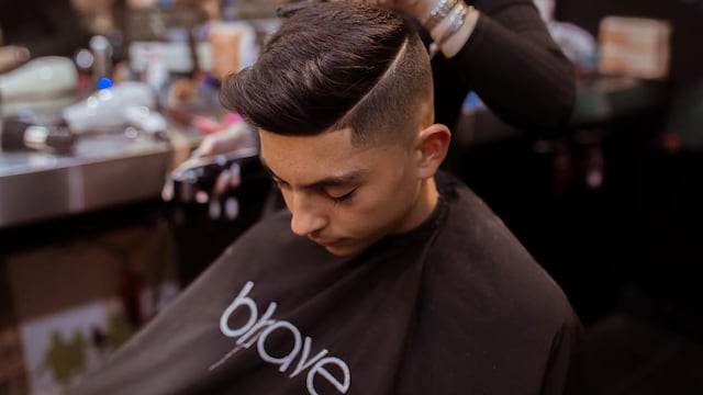 Hombre cortándose el cabello