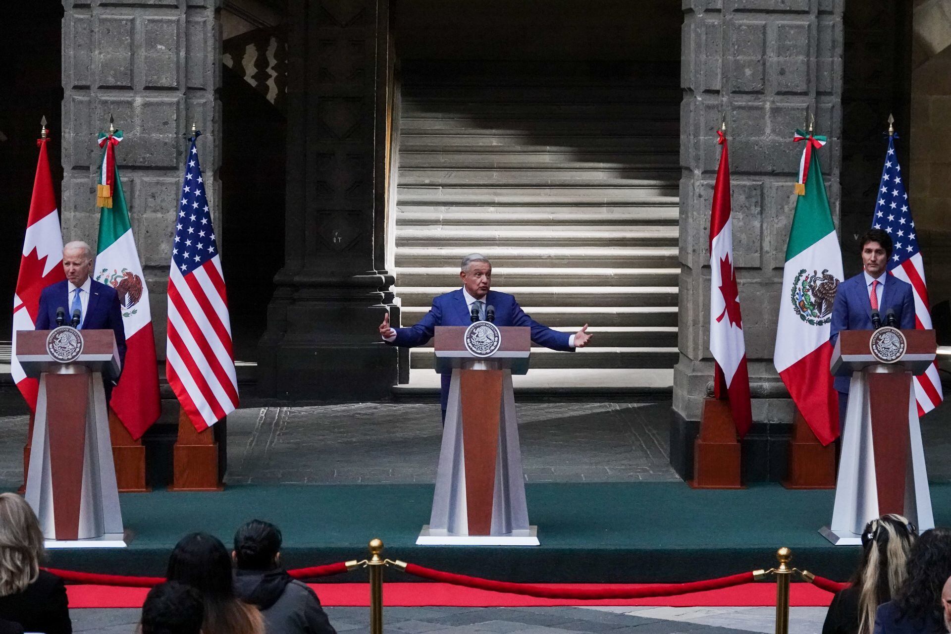 Joe Biden, Andrés Manuel López Obrador y Justin Trudeau durante la conferencia de prensa tras la celebración de la décima Cumbre de Líderes de América del Norte