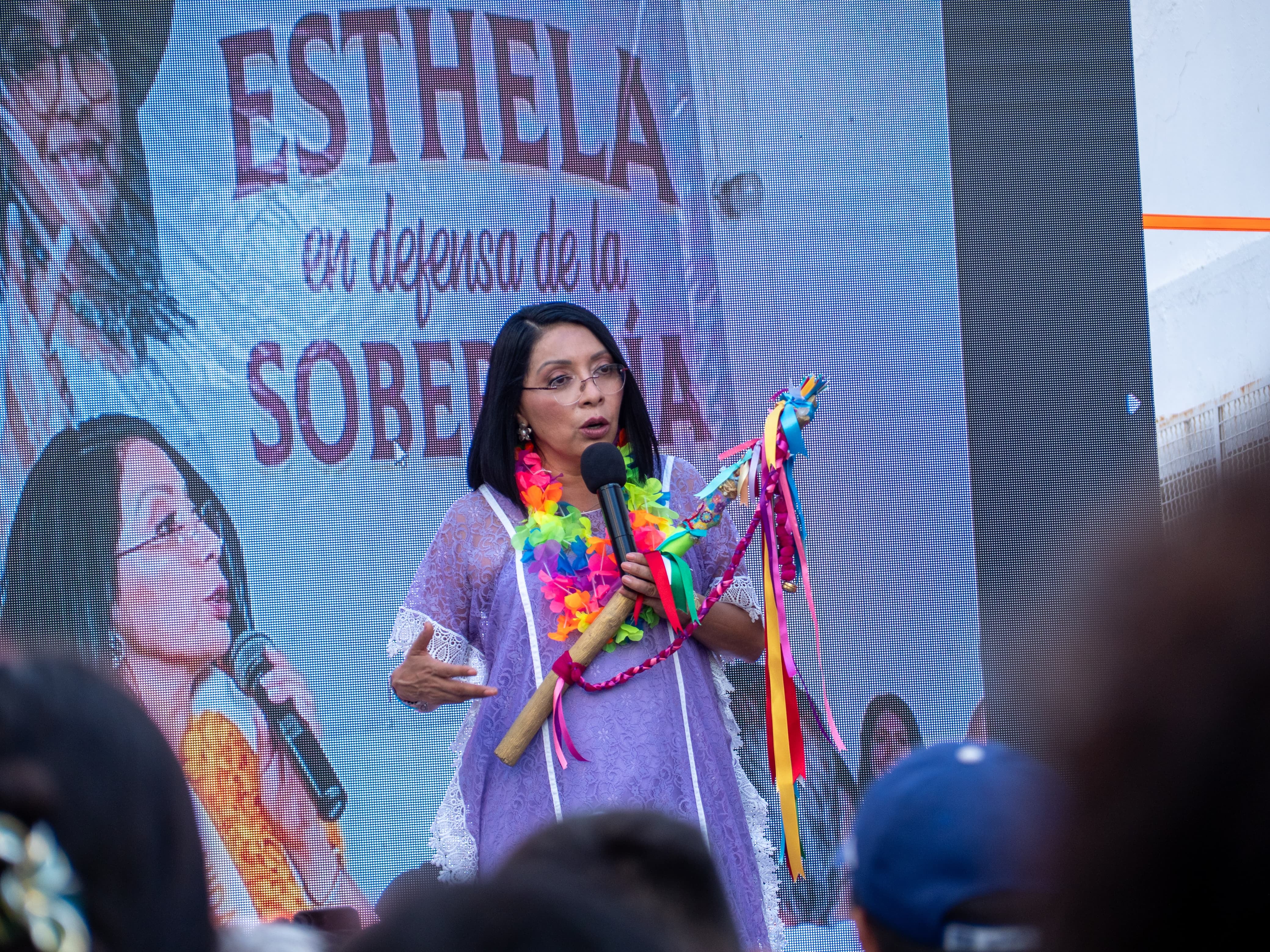 Barrios históricos de Acapulco entregan Bastón de Mando a Esthela Damián.