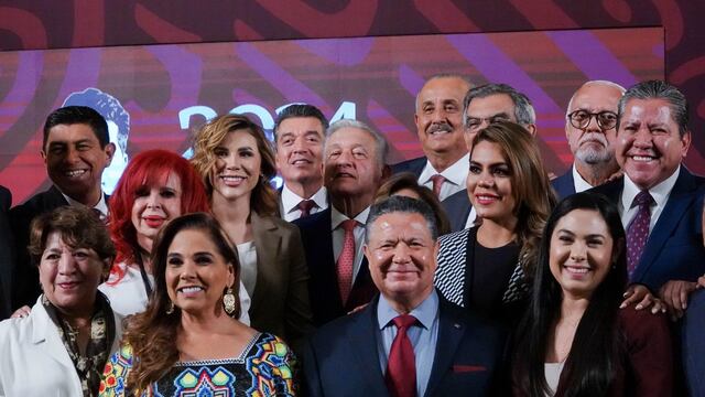 Andrés Manuel López Obrador, presidente de México, se fotografió con las y los gobernadores de los 23 estados que integran la red del programa IMSS-BIENESTAR