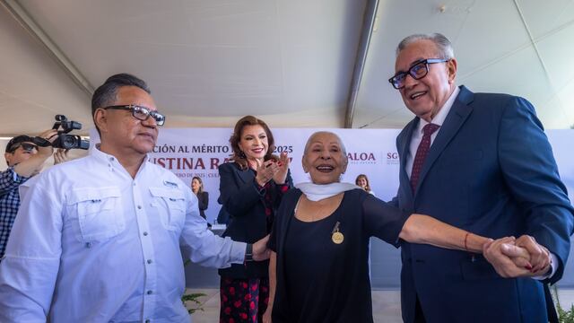 Rubén Rocha Moya reconoce a la actriz Martha Salazar