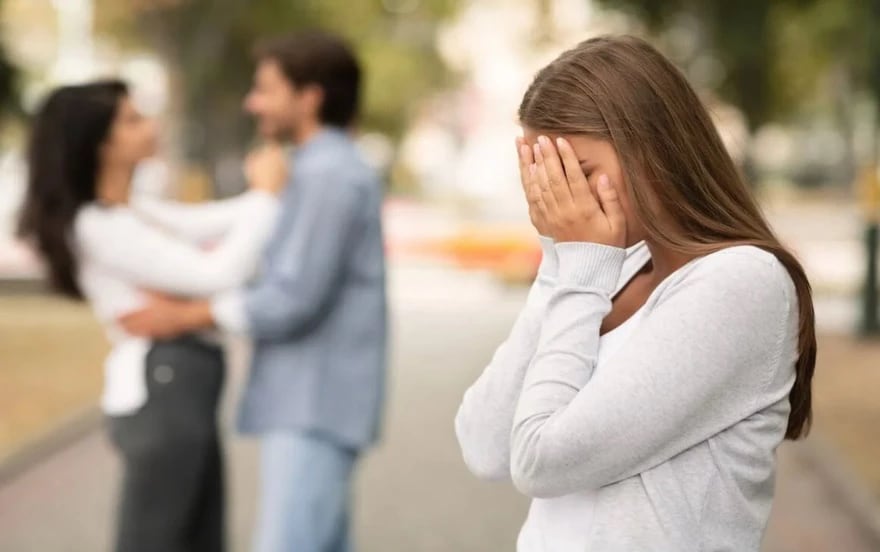 ¿Qué significa soñar que tu pareja te engaña delante de ti? El significado oculto tras la infidelidad