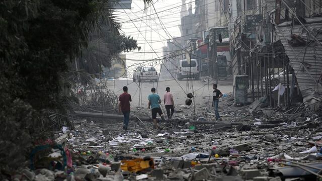 Gaza City (---), 27/10/2023.- Palestinians walk among the rubble of destroyed buildings following Israeli air strikes in Gaza City, 27 October 2023. More than 7,000 Palestinians and at least 1,300 Israelis have been killed, according to the Israel Defense Forces (IDF) and the Palestinian health authority, since Hamas militants launched an attack against Israel from the Gaza Strip on 07 October, and the Israeli operations in Gaza and the West Bank which followed it. EFE/EPA/MOHAMMED SABER