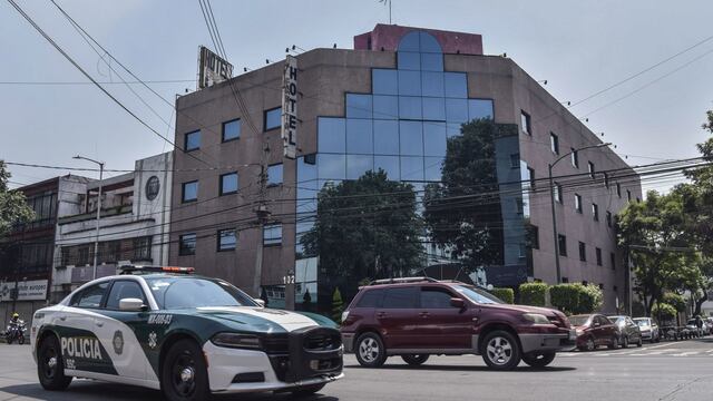 Patrulla frente a hotel en CDMX