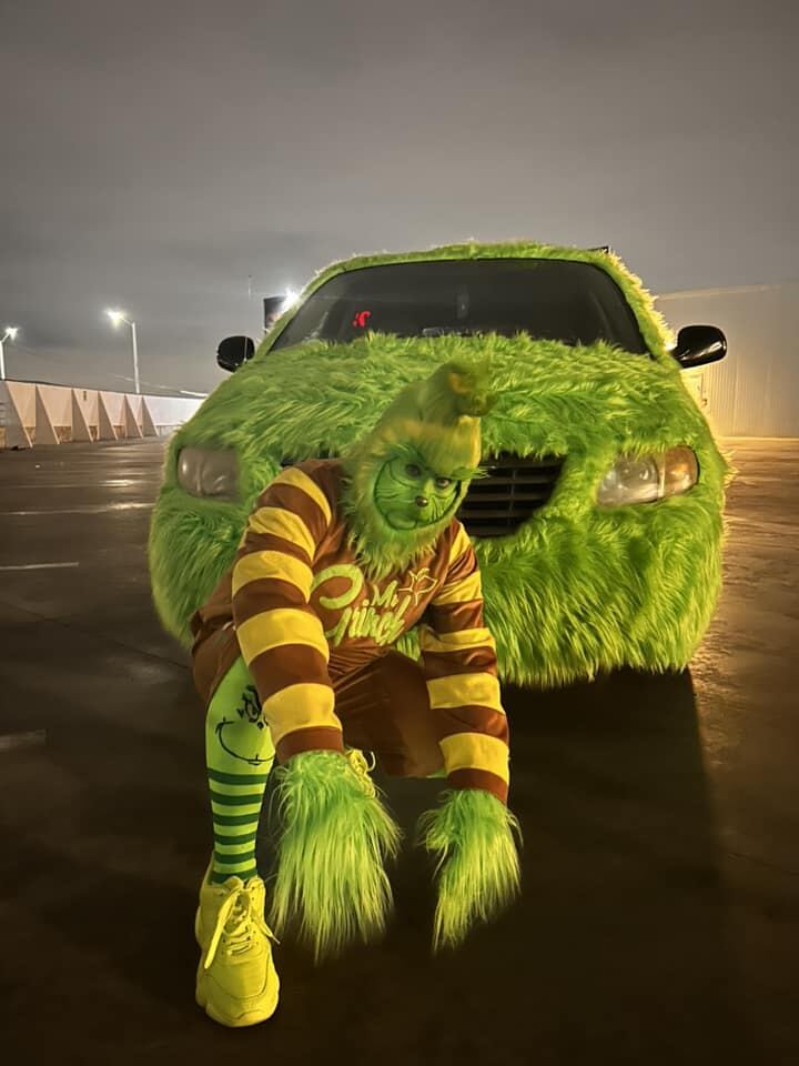 El carro verde de peluche que genera sensación en Monterrey