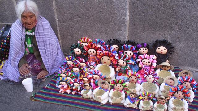 Adulta mayor vende muñecas en Puebla
