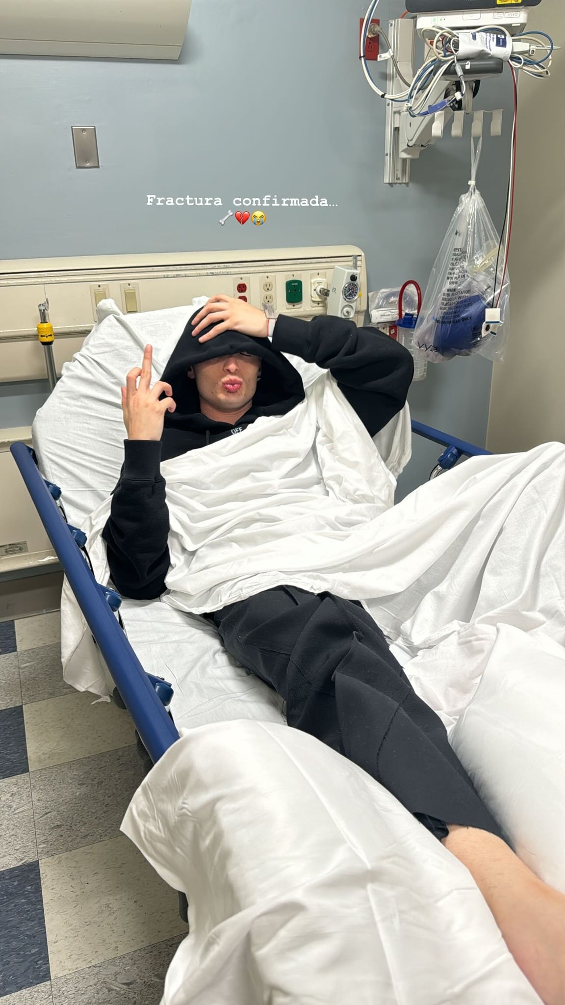 Peso Pluma hospitalizado por una fractura