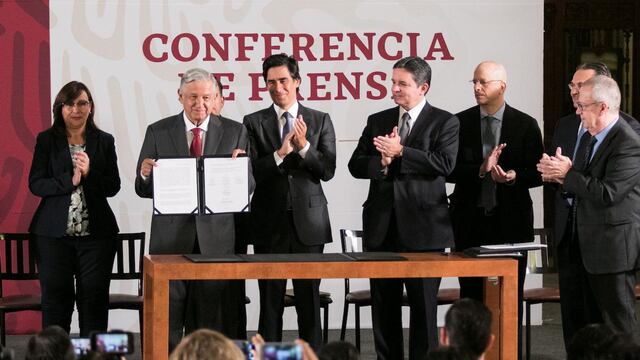 Andrés Manuel López Obrador. Firma con bancos para apoyar a Pemex.