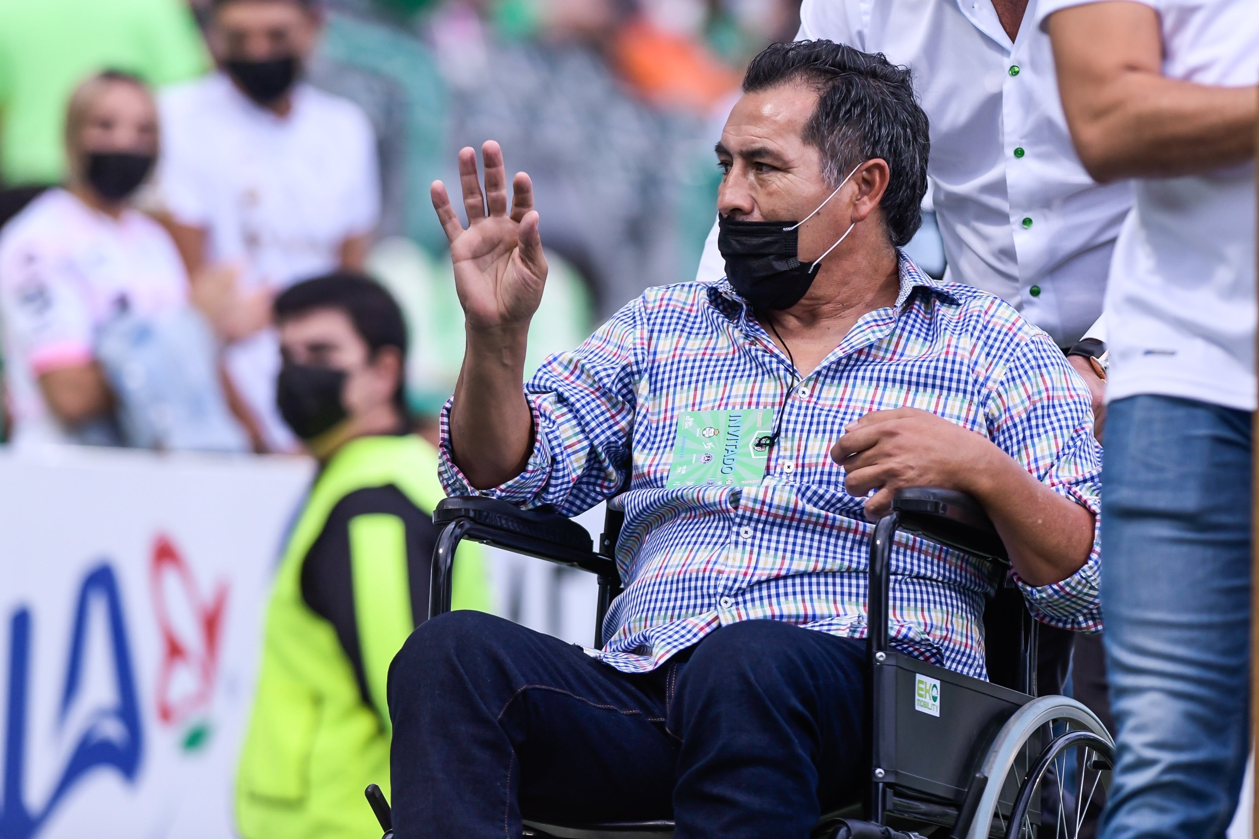 Benjamín Galindo recibió un homenaje previo al partido de Santos.