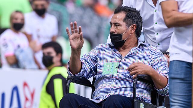 Benjamín Galindo recibió un homenaje previo al partido de Santos.
