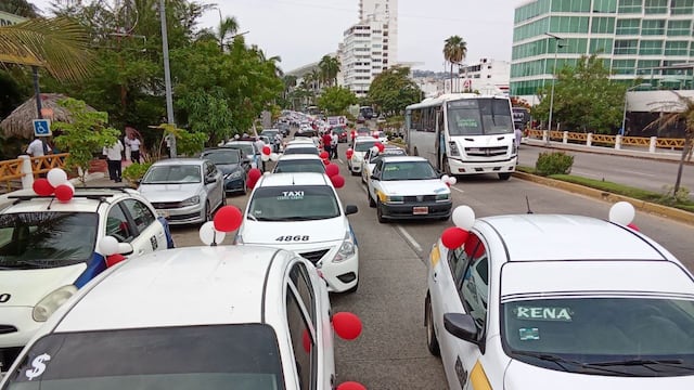 Transportistas realizan caravana vehicular en Acapulco.