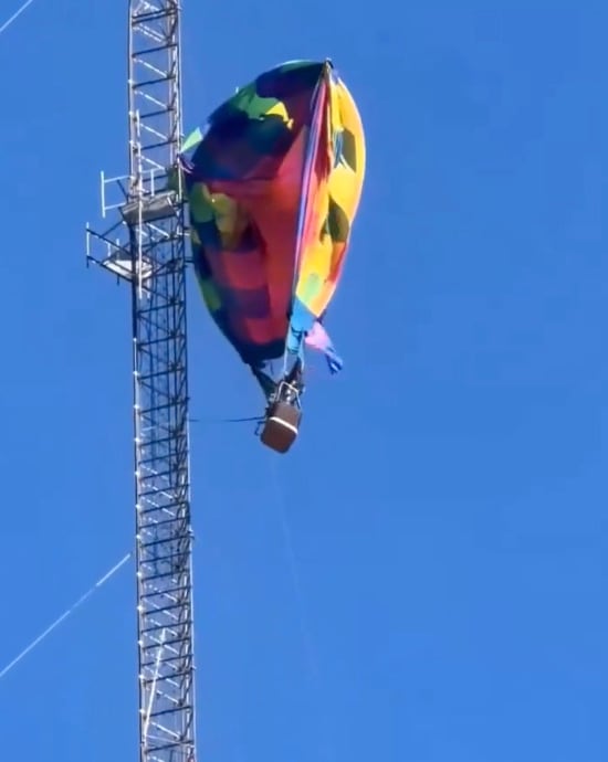 Globo aerostático queda atrapado en torre telefónica de Texas