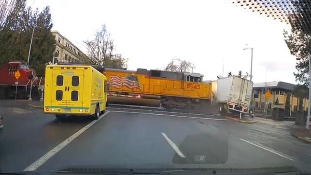 Impacto tren contra tráiler