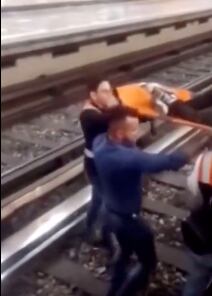 Rescatan con vida a estudiante que se arrojó al paso del tren del Metro CDMX