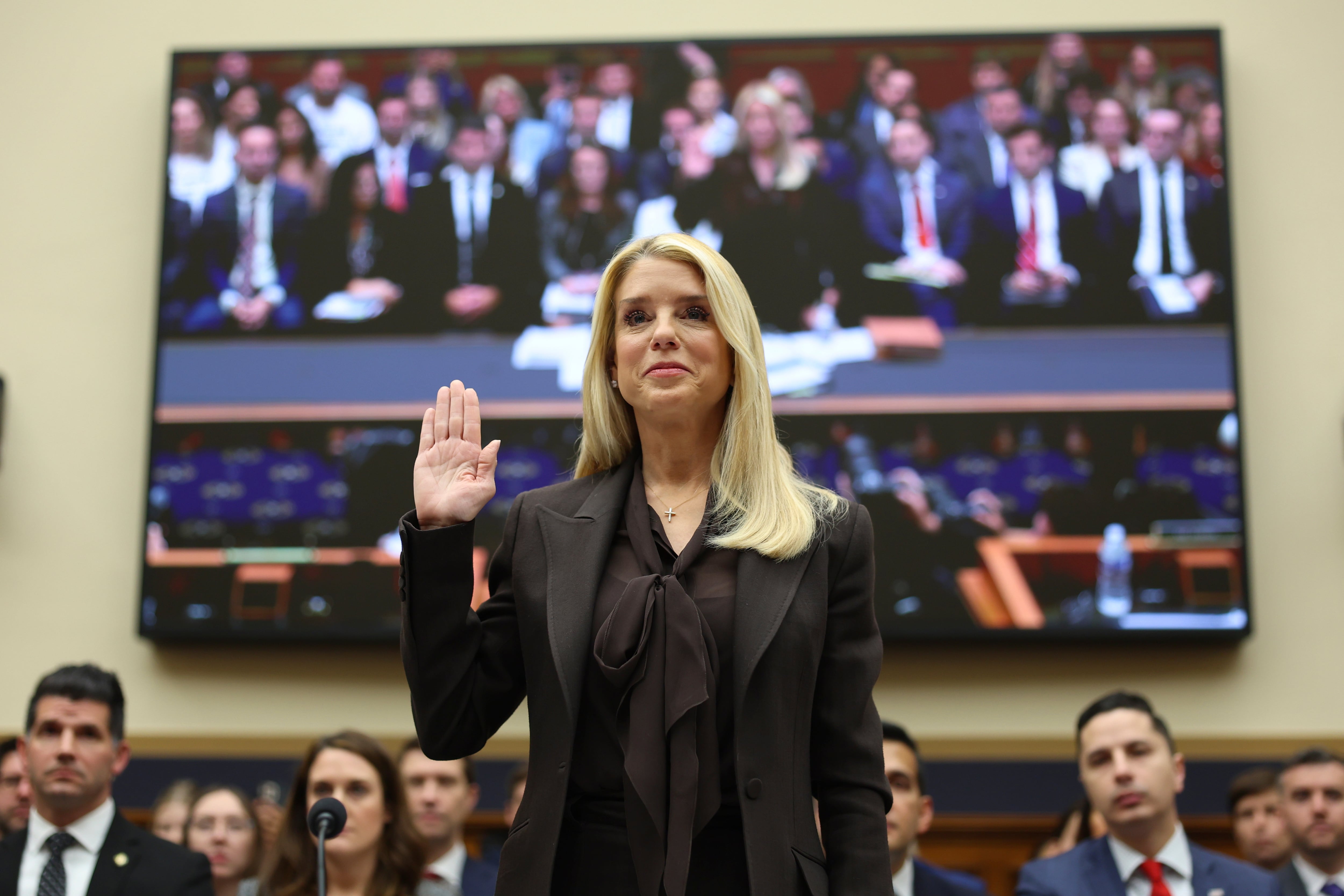 Pam Bondi enfrenta acusaciones de perjurio en caso Epstein