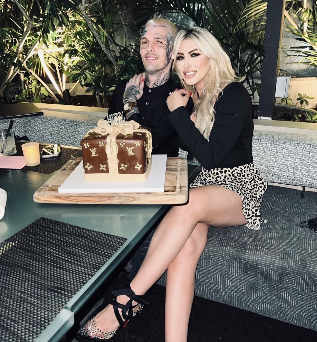 Aaron Carter con su prometida Melanie Martin.
