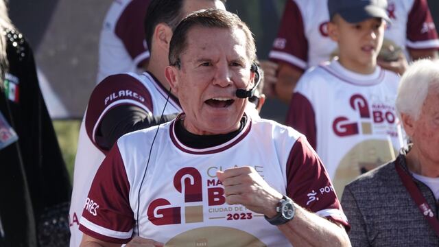 Julio César Chávez en la clase masiva de box del Zócalo del Centro HIstórico