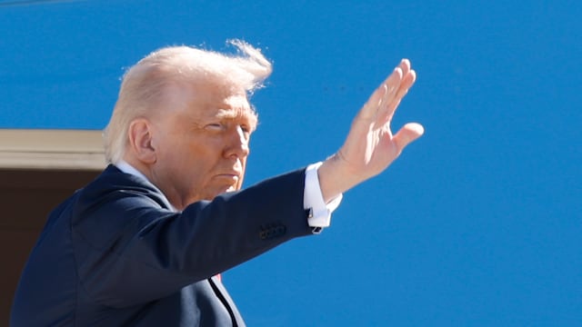 El gobierno de Donald Trump desplegó 300 militares de la Guardia Nacional en Chicago y va por más