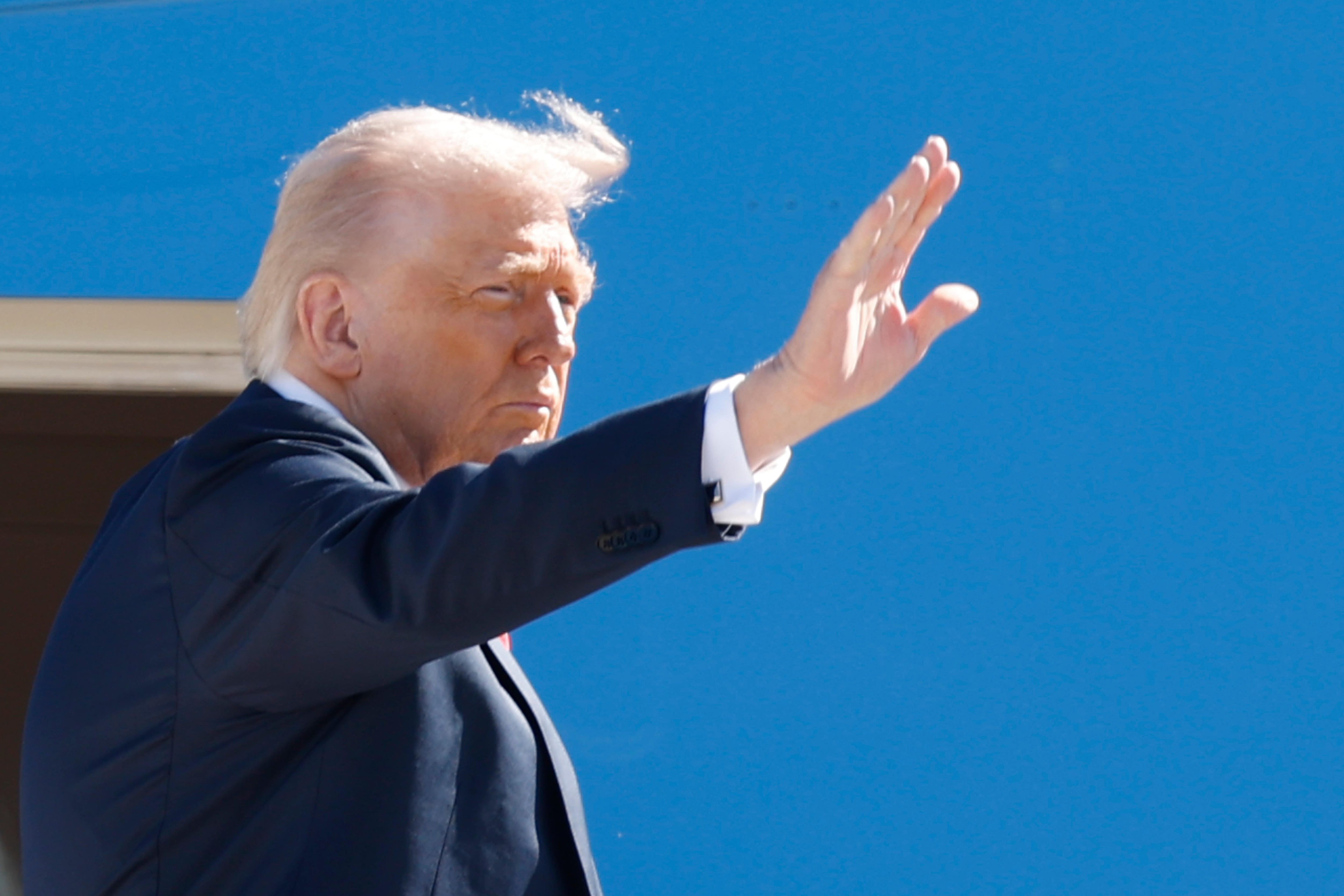 El gobierno de Donald Trump desplegó 300 militares de la Guardia Nacional en Chicago y va por más
