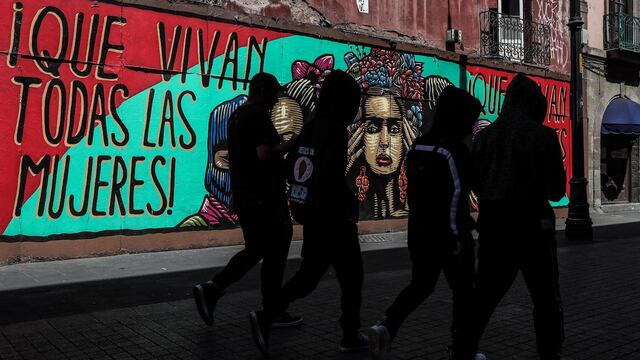 "¡Qué vivan todas las mujeres!", mural en Regina, Centro Histórico, CDMX