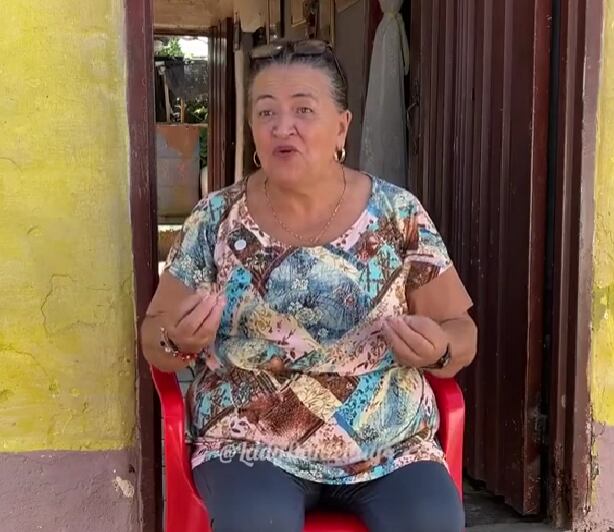 Mujer que trabaja vendiendo chismes